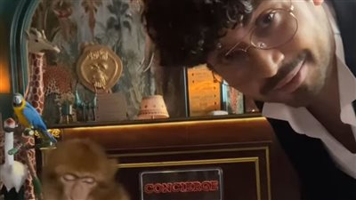 رفقة القرد.. محمد أنور يروج لأغنيته الجديدة السهرة ويعلن موعد طرحها | صور