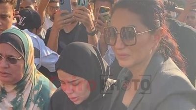 وفاء عامر تواسي إسماعيل الليثي وزوجته خلال توزيع وجبات على روح نجلهم