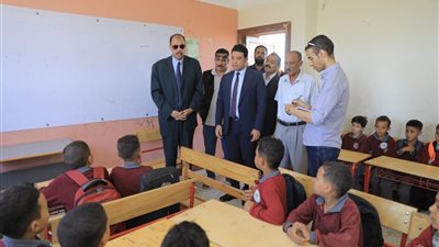 لسوء النظافة وغياب المعلمين.. محافظ سوهاج يحيل مدير مدرسة للتحقيق