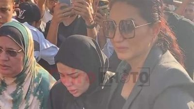 وفاء عامر تؤدي واجب العزاء في ضاضا ابن المطرب إسماعيل الليثي وتواسي والدته| بث مباشر