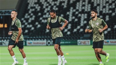 مدرب الشباب السعودي يؤازر الزمالك في مرانه قبل مباراة الأهلي بالسوبر الإفريقي