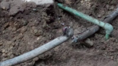 مش أول مرة.. استغاثة أهالي حدائق القبة من تسريب المياه لـ كابل كهرباء | صور 