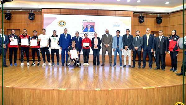 محافظ الدقهلية يكرم