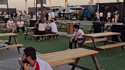 بدء توافد جماهير الأهلي والزمالك إلى ملعب المملكة آرينا لمشاهدة السوبر الإفريقي 