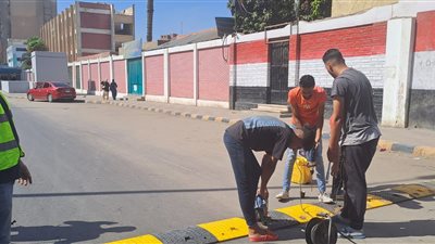 استجابة لشكاوى المواطنين.. تركيب وسائل لتهدئة سرعة المركبات بمحيط مدارس إمبابة