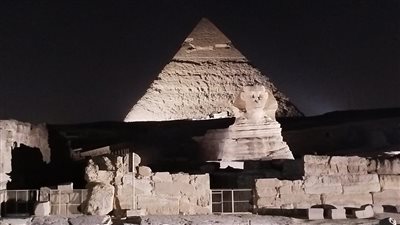 إضاءة أهرامات الجيزة وتمثال أبو الهول احتفالا باليوم العالمي للسياحة