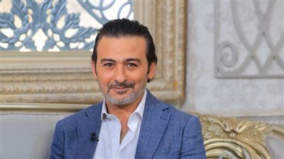 أحمد عزمي يكشف كواليس استغاثته بزملائه مع صاحبة السعادة