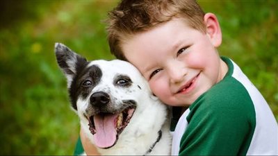 دراسة: لعب الأطفال مع الكلاب يؤدي إلى زيادة إفراز هرمون الحب