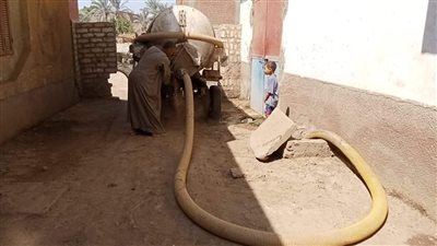 استجابة لشكوى مواطن.. شفط المياه الجوفية وعمل كسح للمنازل المحاورة بقرية زاوية الناوية في بني سويف 