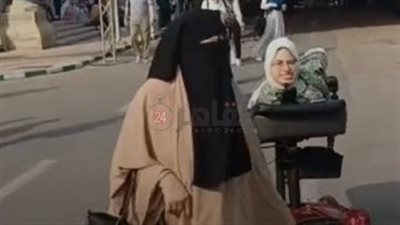 الأم سند.. ولية أمر ترافق ابنتها من ذوي الهمم في أول يوم دراسي بجامعة القاهرة 