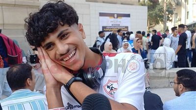 متفائل بيه.. شاب يرتدي قميص الزمالك في أول يوم دراسي بالجامعات احتفالا بفوز النادي بالسوبر الإفريقي