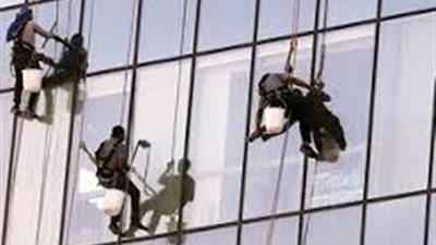 كانوا بينضفوا الزجاج.. مصرع وإصابة عاملين إثر سقوطهما من ونش داخل مول إيزيس