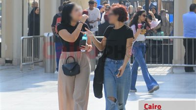 رغم تنبيهات التعليم العالي.. انتشار البناطيل الممزقة بين طالبات الجامعات في أول أيام الدراسة| فيديو