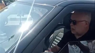 أشرف زكي ووفاء عامر أول الحضور في جنازة زوجة إسماعيل فرغلي