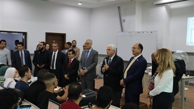 وزير التعليم العالي يجري حديثًا مع طلاب جامعة حلوان الأهلية في أول يوم دراسي