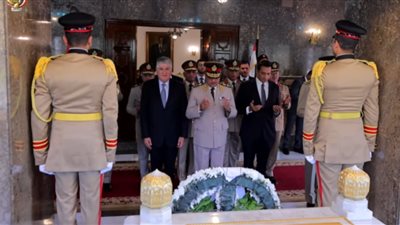 نيابة عن الرئيس السيسي.. وزير الدفاع يضع إكليلا من الزهور على قبر الزعيم الراحل جمال عبد الناصر