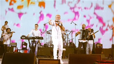 عمرو دياب يتألق بحفل ضخم في مدينة العلا بالسعودية