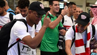 وصلة رقص من لاعبي الزمالك بمطار الملك خالد قبل العودة للقاهرة بعد التتويج بالسوبر الإفريقي | صور