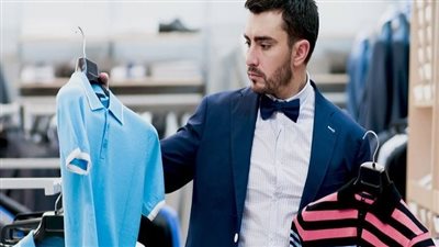 تفسير حلم شراء ملابس جديدة للرجل ودلالات ألوانها.. متى تشير إلى أعمال سِحر؟