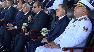 السيسي لخريجي الشرطة: خلوا بالكم من وزنكم والسجاير.. مش عارف ليه بيطلعوا ضابط الشرطة في الأفلام في بوقه سيجارة؟