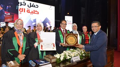 رئيس جامعة القاهرة يكرم نقيب الصحفيين خلال احتفالية تخرج دفعة 2024 بكلية الإعلام