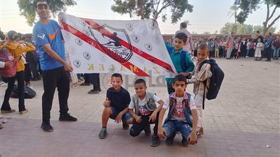 طلاب ومعلمون يحتفلون بفوز الزمالك على الأهلي في طابور الصباح بمدرسة بالمنيا| صور