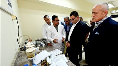 وزير الإسكان ومحافظ الأقصر يطمئنان علي جودة مياه الشرب بمحطة طيبة الجديدة