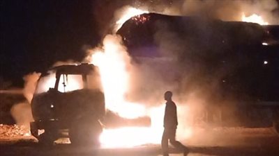 اندلاع حريق هائل في تريلا محملة بالتبن على طريق إسنا بالأقصر