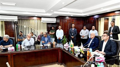 وزير الإسكان: الالتزام بالمعايير الدولية لجودة المياه المنتجة.. وفحص دوري لـ عينات المحطات 