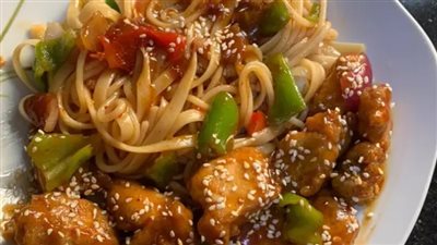 طريقة عمل طاجن المكرونة بالفراخ.. وصفة آسيوية بالصويا صوص والسمسم