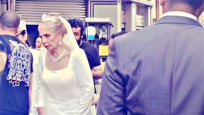 سر ظهور سوسن بدر بفستان زفاف أبيض في شوارع طنطا 