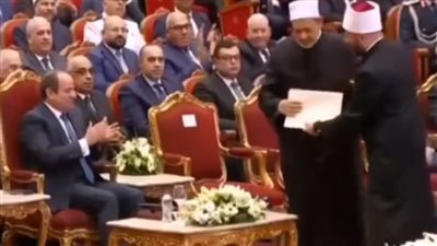 فيديو يشع منه النور.. ماذا فعل أسامة الأزهري مع خطاب الإمام الطيب خلال احتفالية المولد النبوي؟