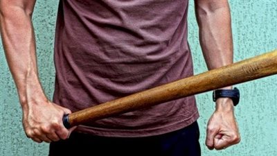 ضربه بالعصا.. أب يقتل نجله بسبب سرقة 2000 جنيه بالقاهرة