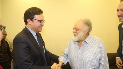 وزير الثقافة يشهد بروفات العرض المسرحي الملك لير ويرحب بعودة يحيى الفخراني للمسرح القومي
