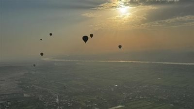 1600 سائح على متن 60 رحلة.. عودة البالون الطائر بالأقصر بعد توقف يومين