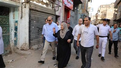 محافظ المنيا يستجيب لمواطنة بالمساعدة في ترميم منزلها.. ويتفقد بعض المناطق العشوائية بالمدينة