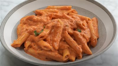 طريقة عمل طاجن المكرونة بالفراخ.. مكرونة بينك صوص سهلة ولذيذة