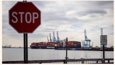 5 مليارت دولار خسائر يومية| إغلاق الموانئ يهدد اقتصاد أمريكا.. وخبراء يحذرون بايدن