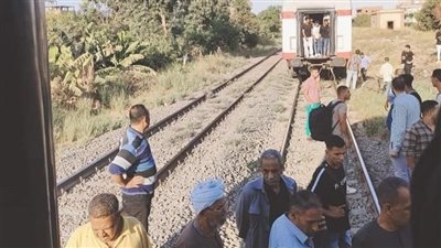 تعطل حركة القطارات بعد انفصال 3 عربات في المنيا من قطار متجه للصعيد | بث مباشر