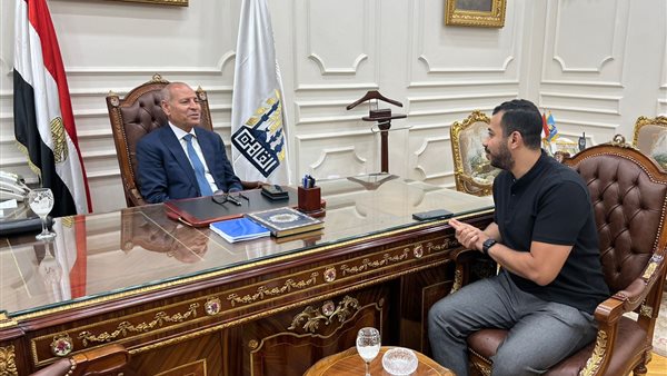 محافظ القاهرة مع