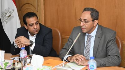 محافظ قنا يبحث مقترحا لتطوير الهوية البصرية