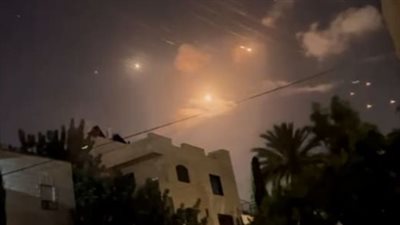 أقل من كيلو مترًا.. صاروخ إيراني يسقط بالقرب من مقر الموساد الإسرائيلي