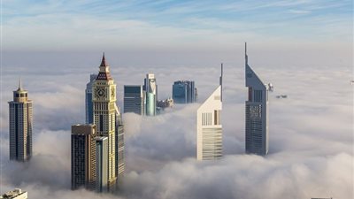 طقس الإمارات.. تحذير من الضباب وارتفاع الموج وتغيرات درجات الحرارة