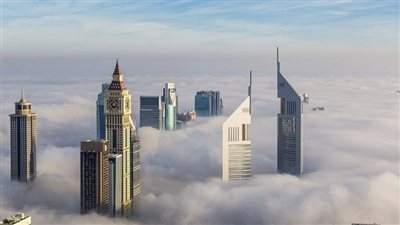 طقس الإمارات اليوم.. غيوم كثيفة وأمطار متوقعة مع انخفاض في الحرارة