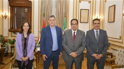 رئيس جامعة القاهرة يستعرض جهود تقديم الخدمات المتكاملة للطلاب الوافدين