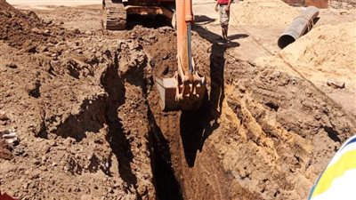 محافظ أسوان يوجه شركة المياه بسرعة حل مشكلة الطفح المفاجئ بالناصرية