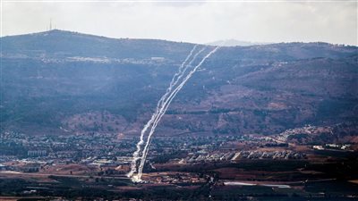 إطلاق 70 صاروخا على الأقل من لبنان باتجاه إسرائيل.. واندلاع حرائق بعدة مناطق