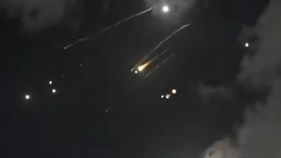 الصواريخ الإيرانية تضرب إسرائيل.. والدفاعات الجوية تسقط بعضها