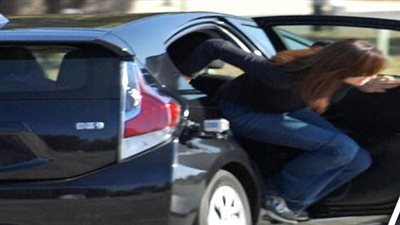 رمت نفسها من العربية.. سائق ميكروباص يتحرش بسيدة أجنبية بالشروق 