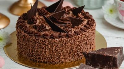 بدون افتكاسات وفصل البيض.. طريقة عمل التورتة بالكيكة العادية بالشوكولاتة والفانيليا